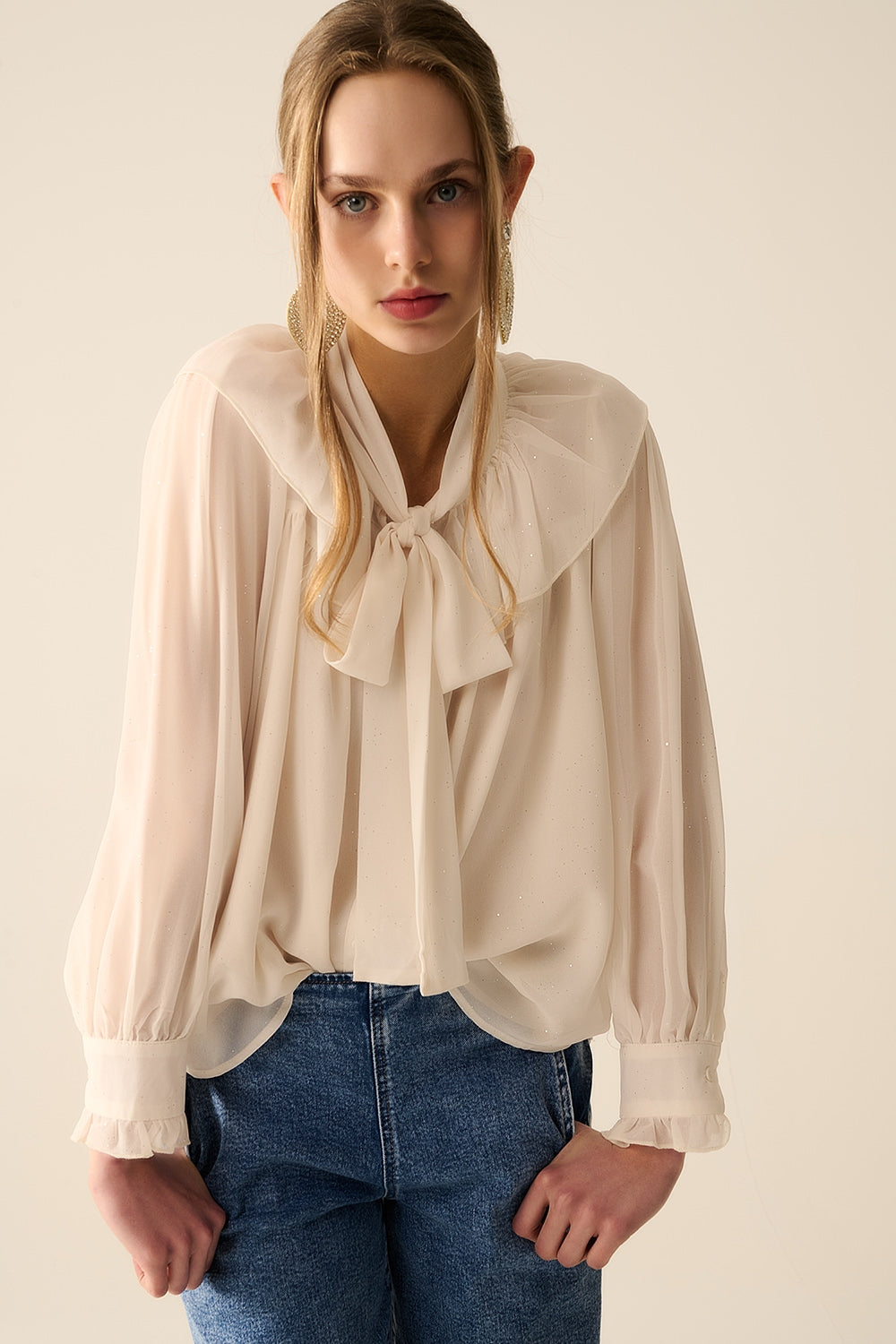 Chemise en mousseline beige avec nœud lavallière