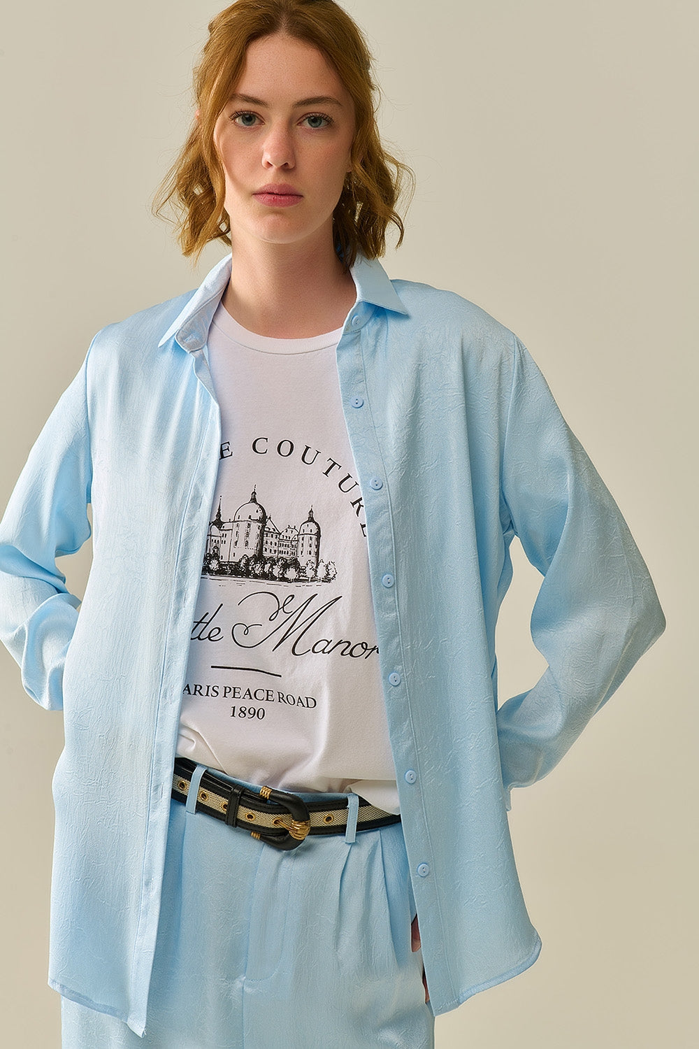 Chemise boutonnée en satin bleu layette