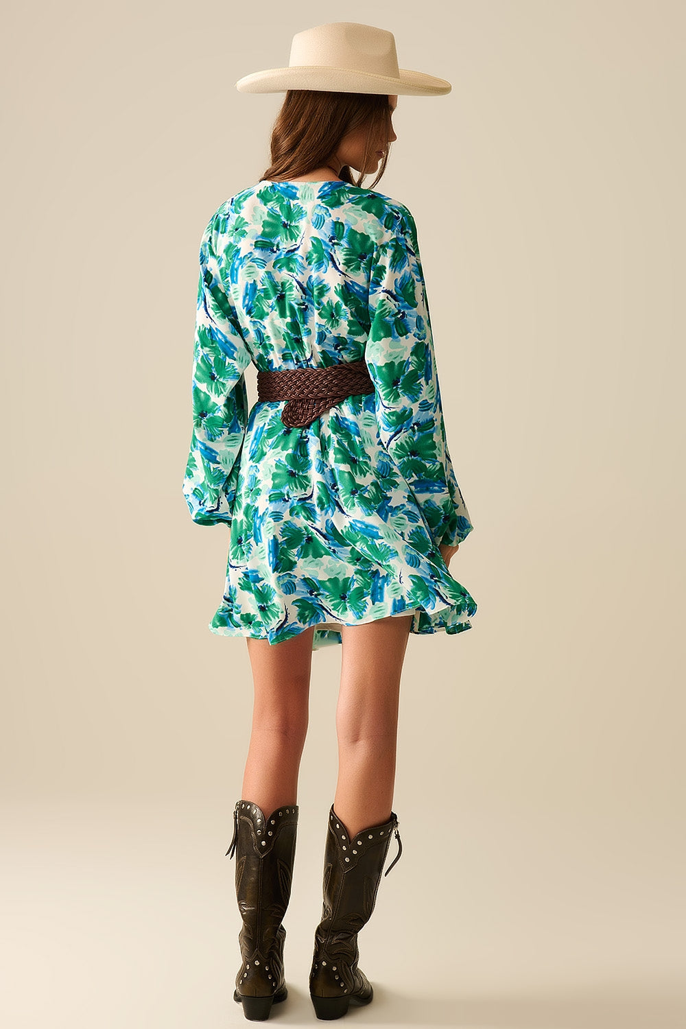 short dress with a wide V-neck and floral print - dress