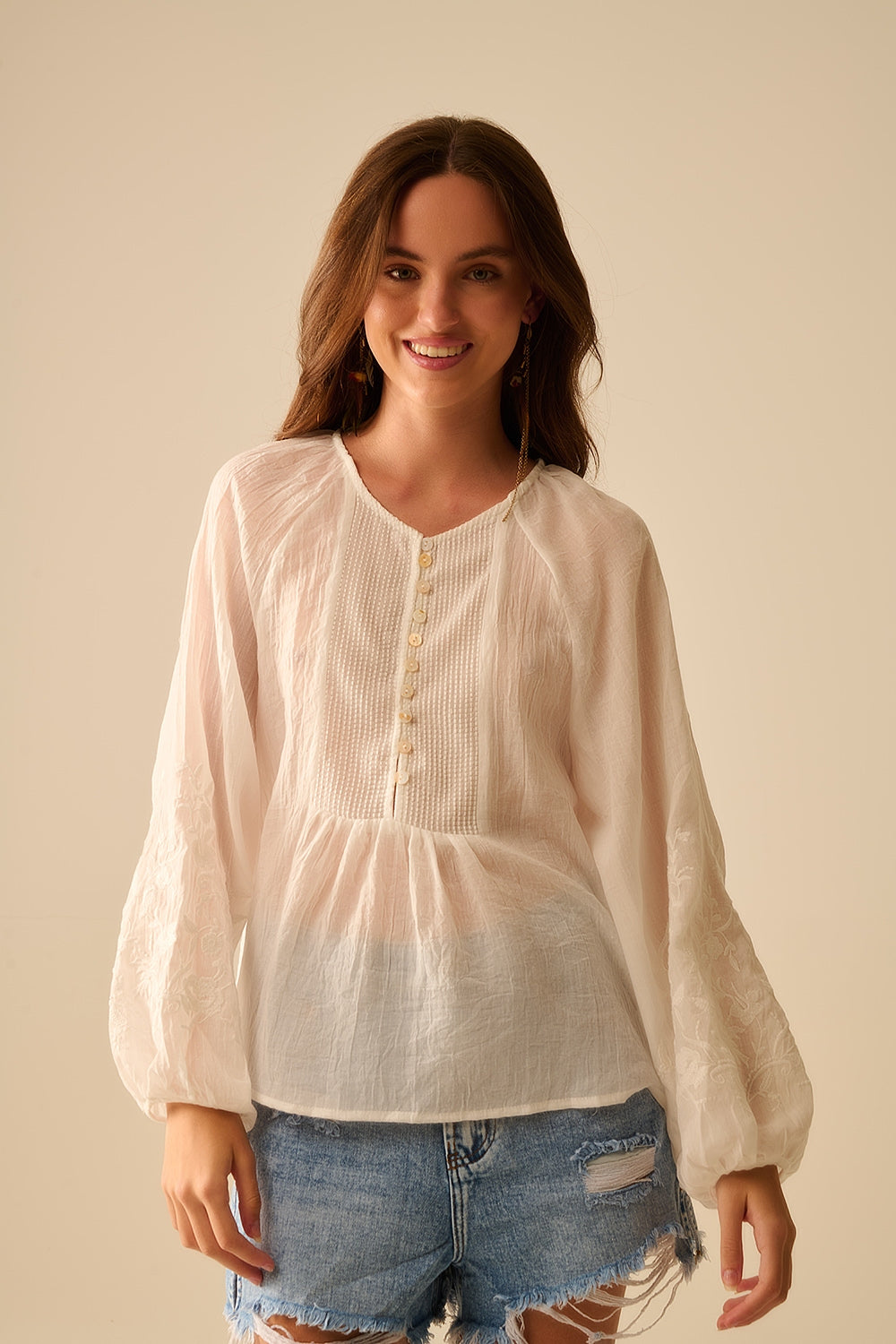 blouse en mousseline blanche avec broderie sur les manches