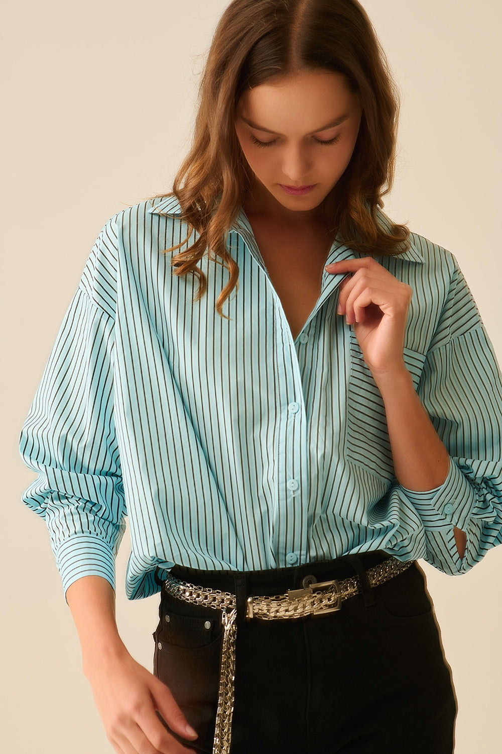 Chemise rayée oversize asymétrique avec poche poitrine noire et bleue