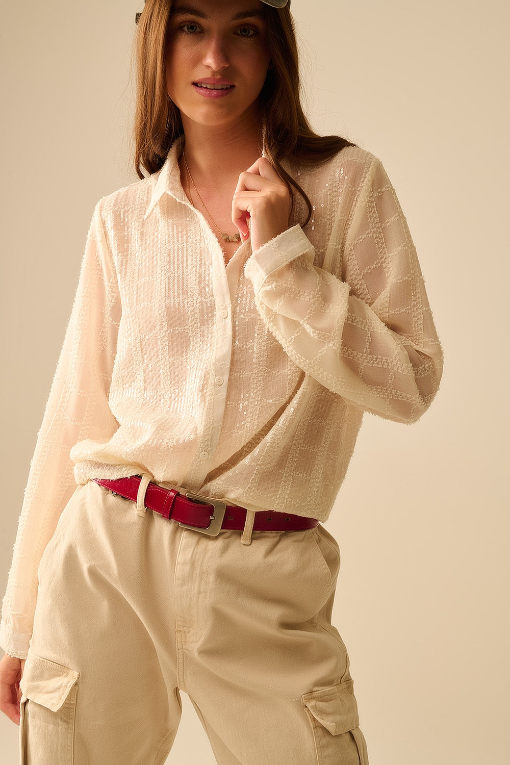 chemise en mousseline beige avec détails à sequins