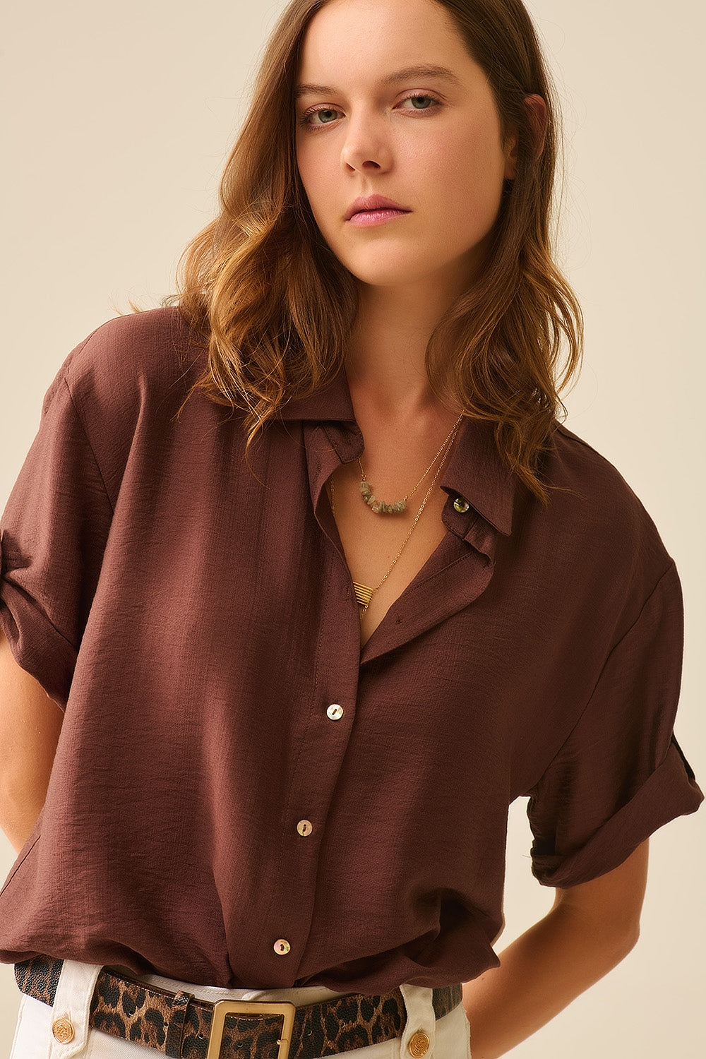 Chemise marron chocolat à manches courtes et pli sur la manche