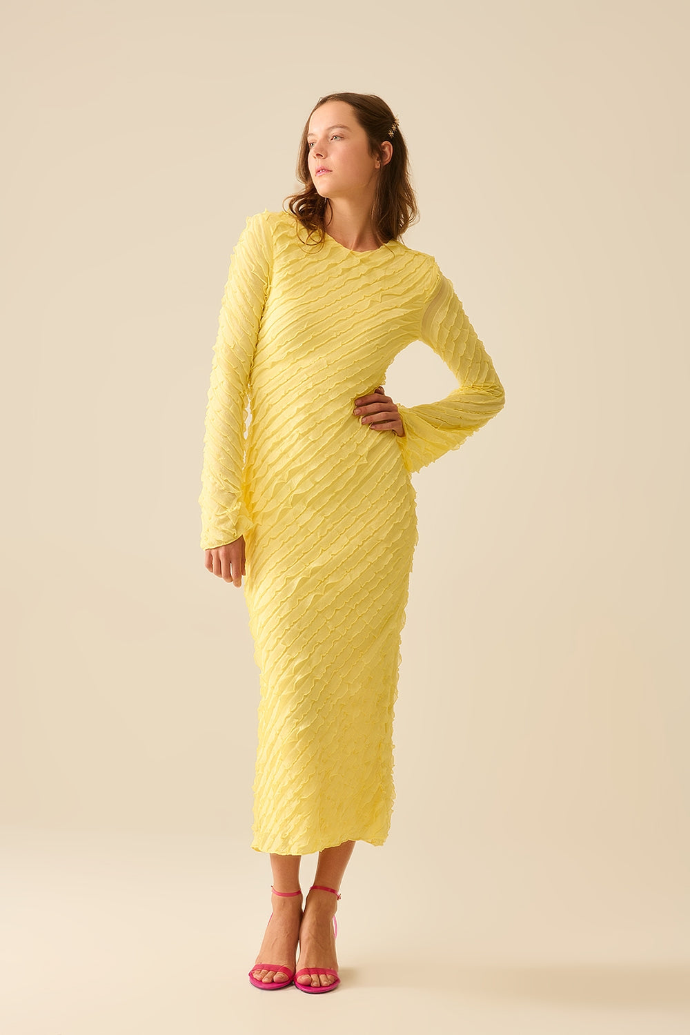 Robe longue jaune beurre avec mini-volant coupé en biais