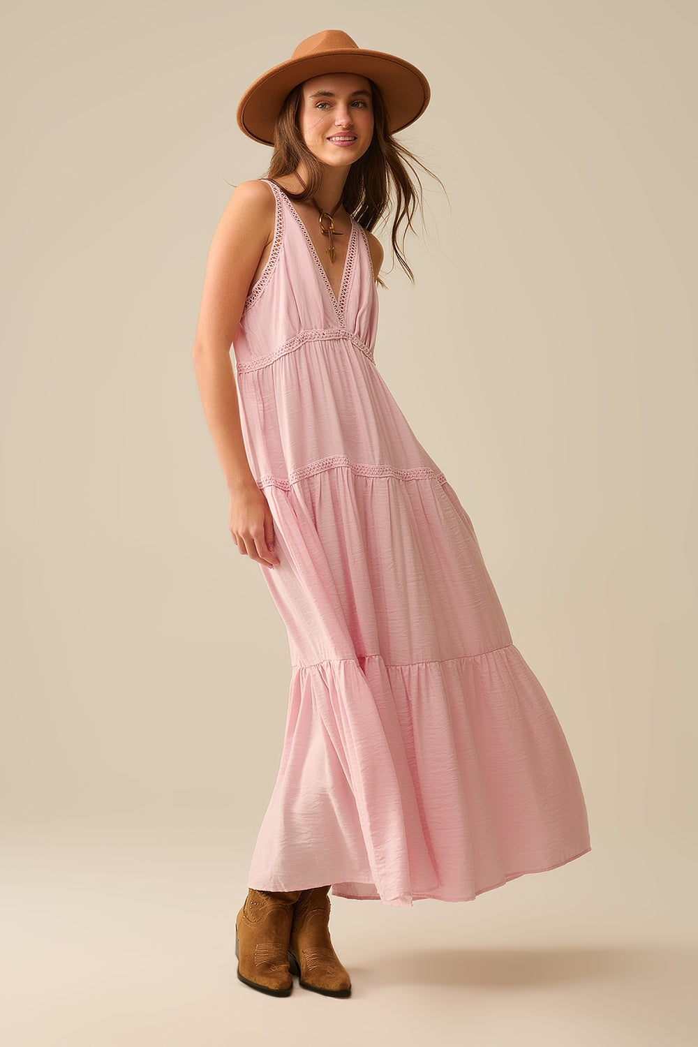 Robe longue rose avec détails en dentelle et style bohème