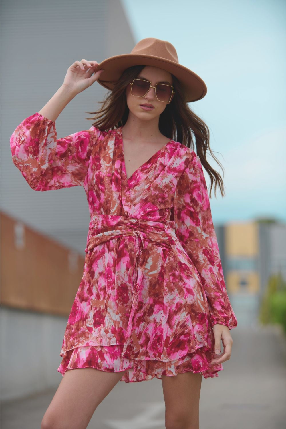 Mini-robe à imprimé abstrait, col en V et fronces à la taille
