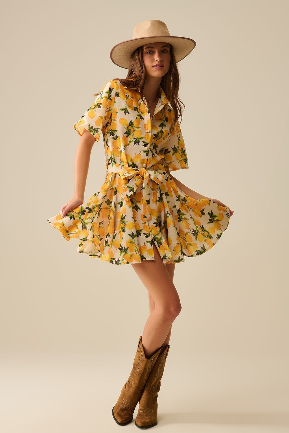 Romantic dress with waistband and lemon print and short sleeves - dress