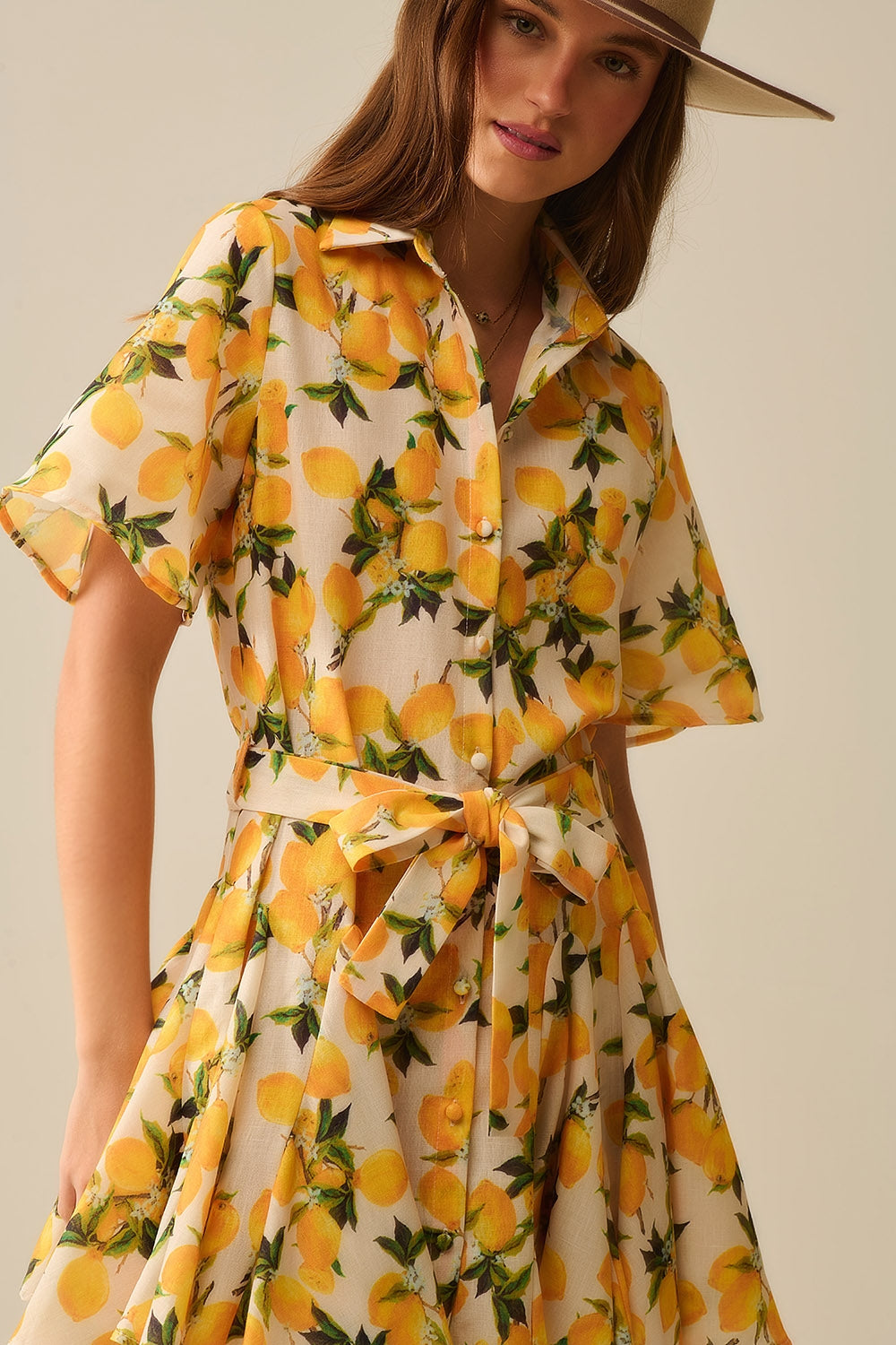 Romantic dress with waistband and lemon print and short sleeves - dress
