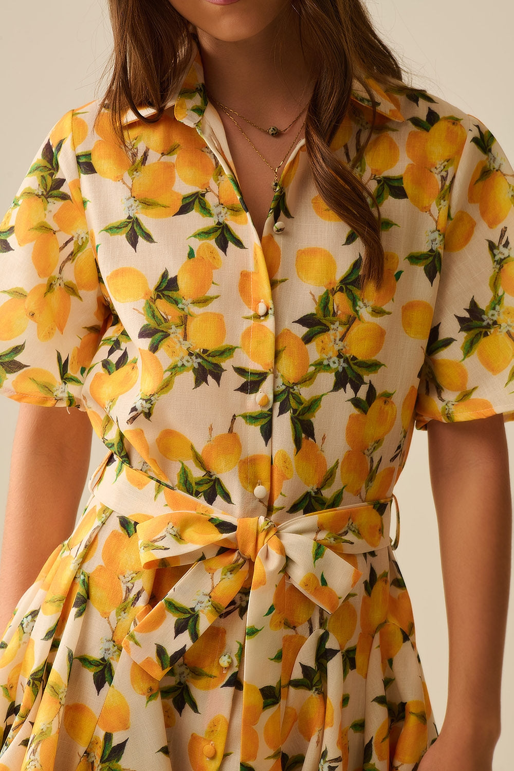 Romantic dress with waistband and lemon print and short sleeves - dress