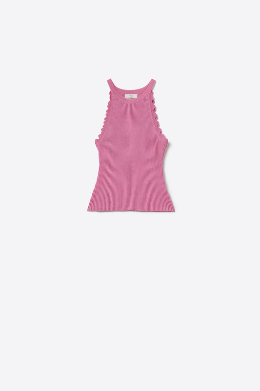 Sleeveless pink top with wave details