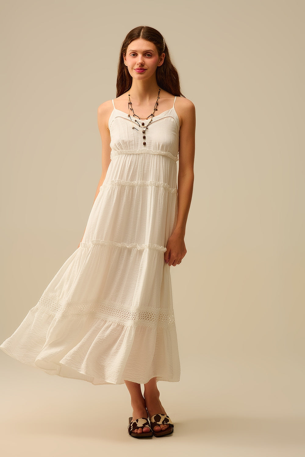 Robe longue étagée avec inserts en dentelle blanche