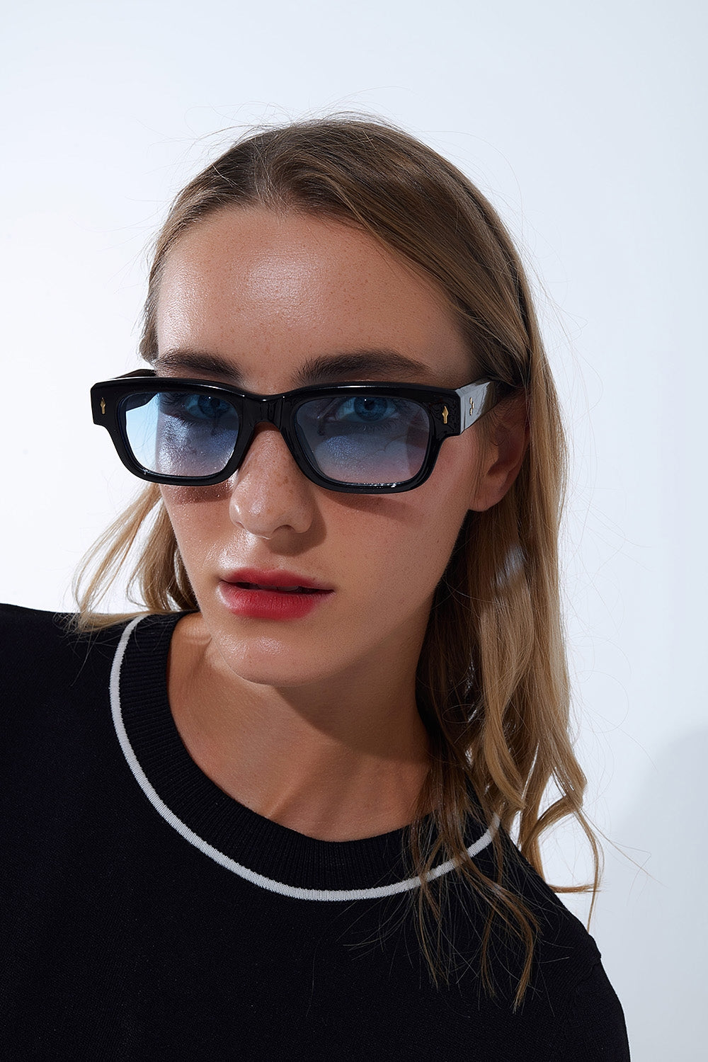 Black sunglasses with oval frame with gold detail and blue glass - Sunglasses