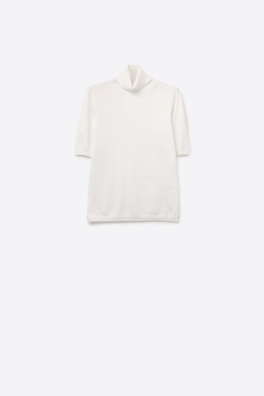 Fine knit sweater in white with a high neck and elbow-length sleeves