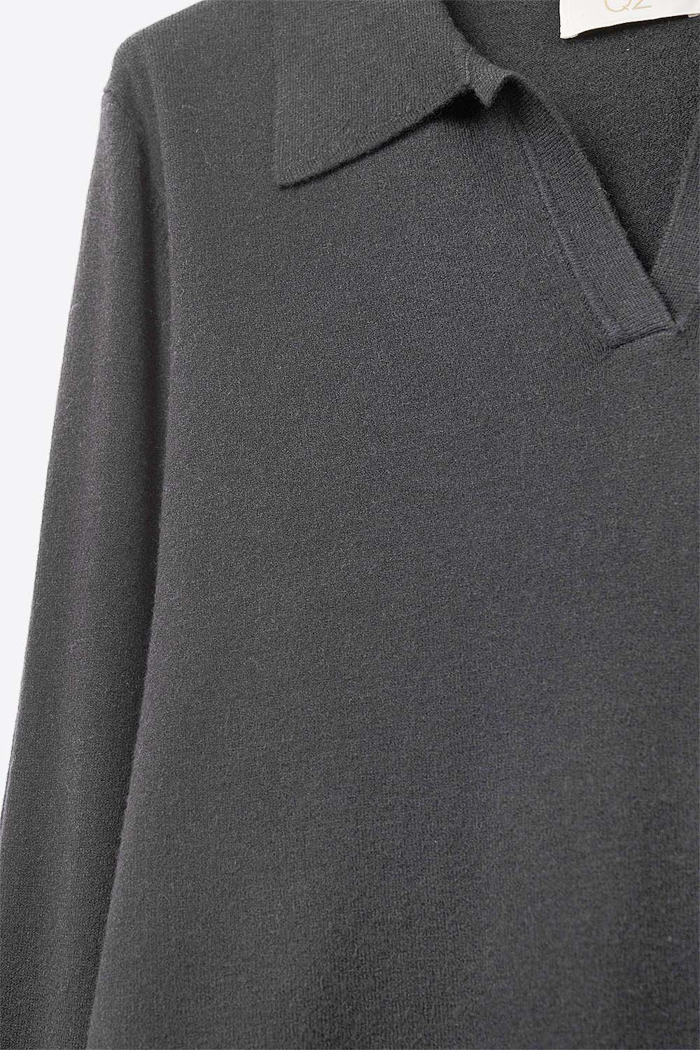 Black Knitted polo collar with V-neckline no button placket - Polos