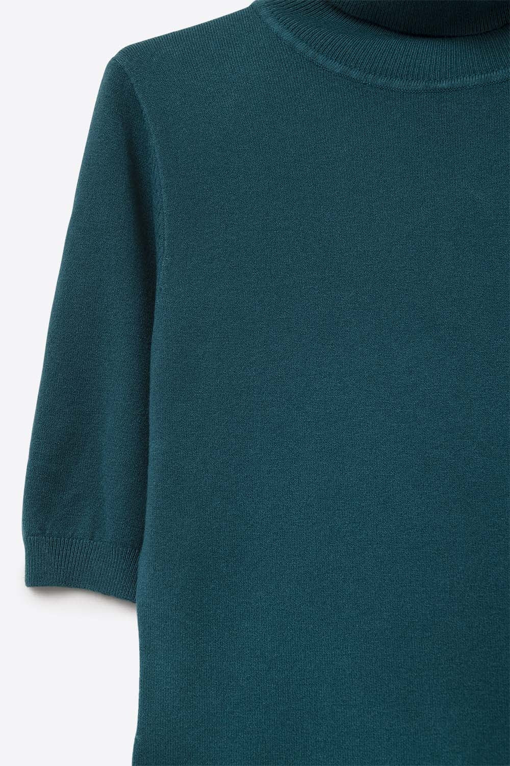 Fine knit sweater in green with a high neck and elbow-length sleeves