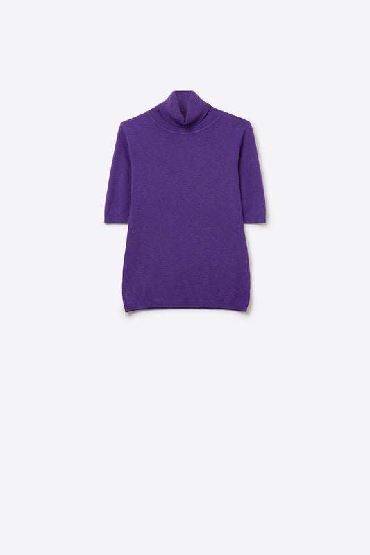 Fine knit sweater in purple with a high neck and elbow-length sleeves