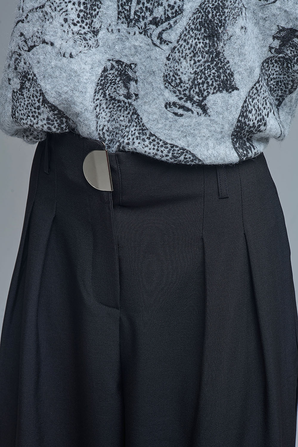 Black pleated Wide Pants with with metal buckle - trousers