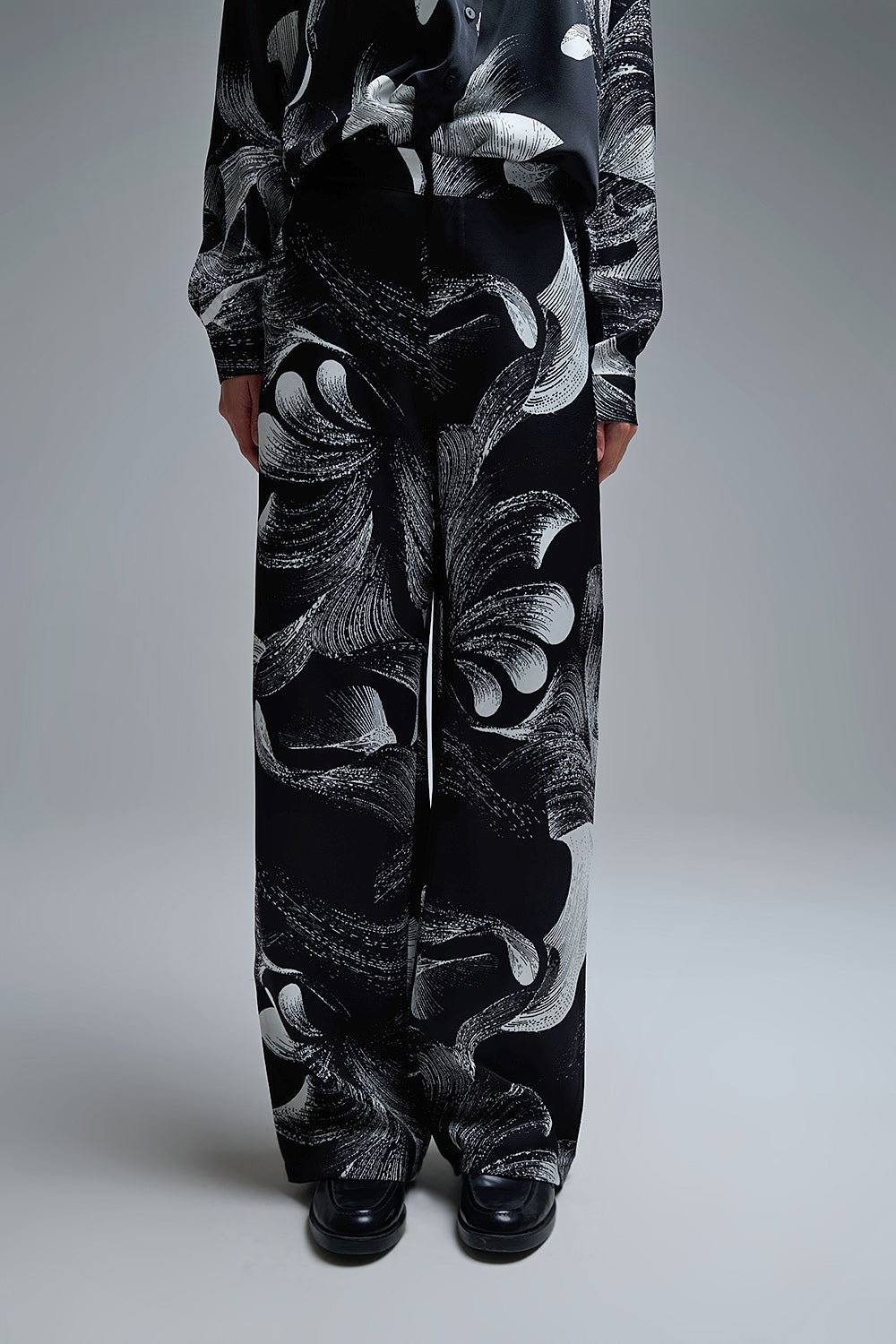 Elegant Printed Black Wide-Leg Pants in satin fabric