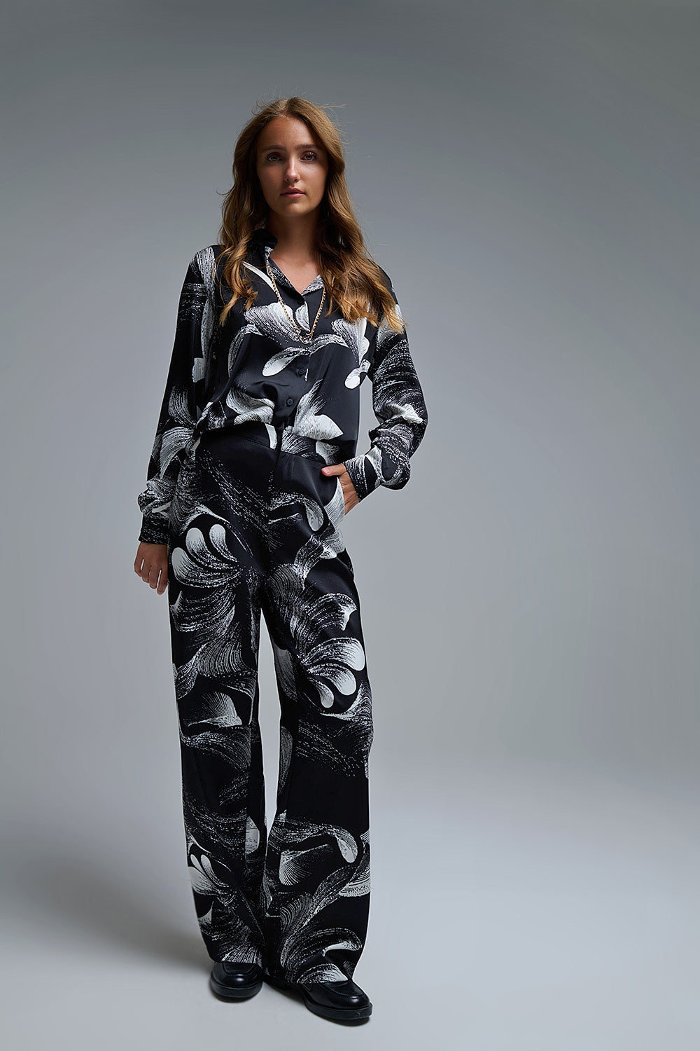 Elegant Printed Black Wide-Leg Pants in satin fabric - trousers