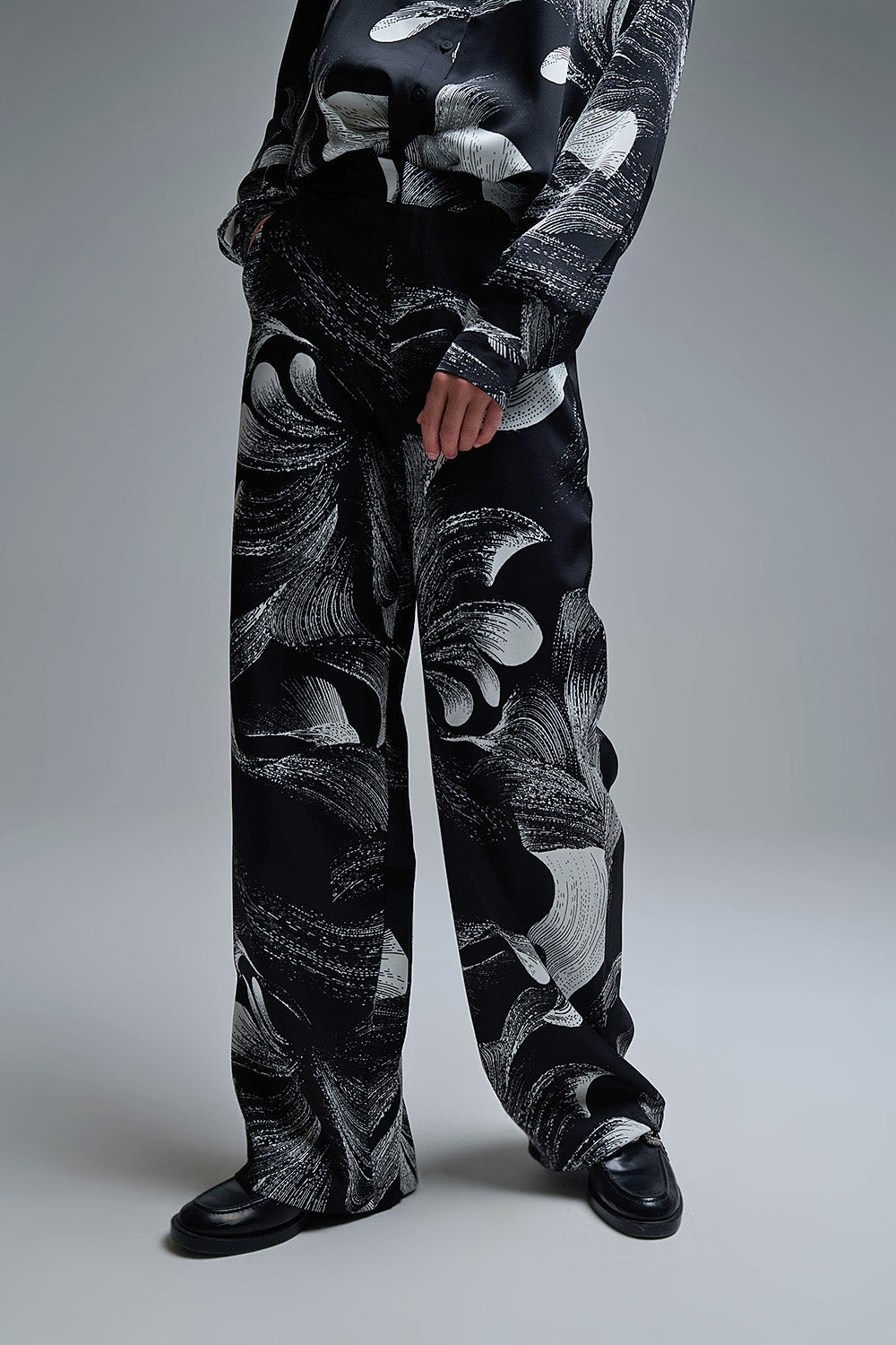 Elegant Printed Black Wide-Leg Pants in satin fabric - trousers