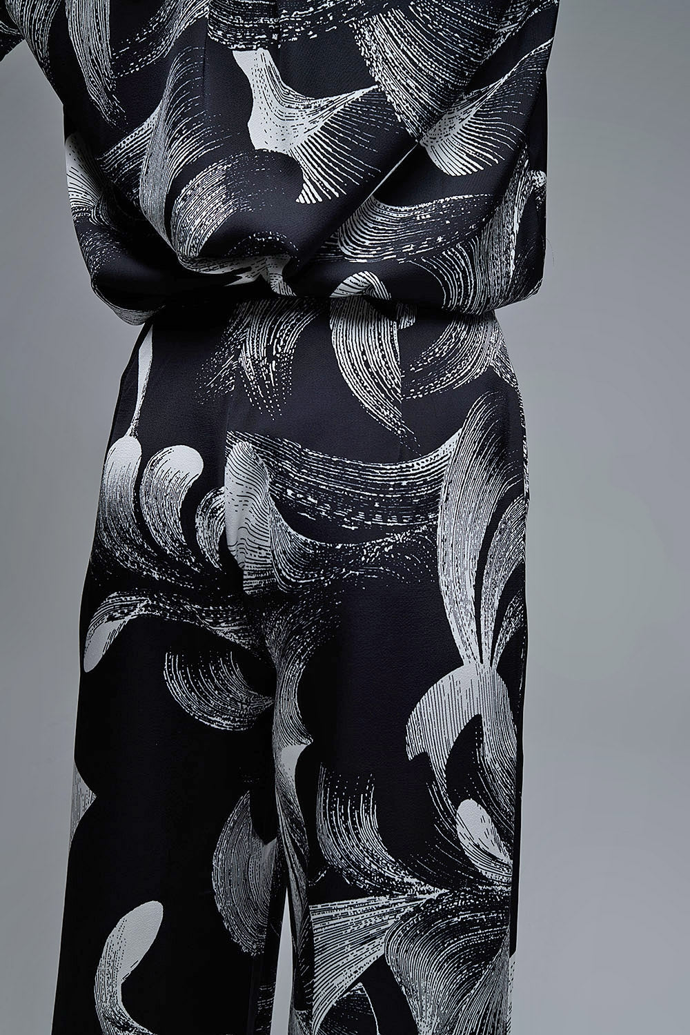 Elegant Printed Black Wide-Leg Pants in satin fabric - trousers