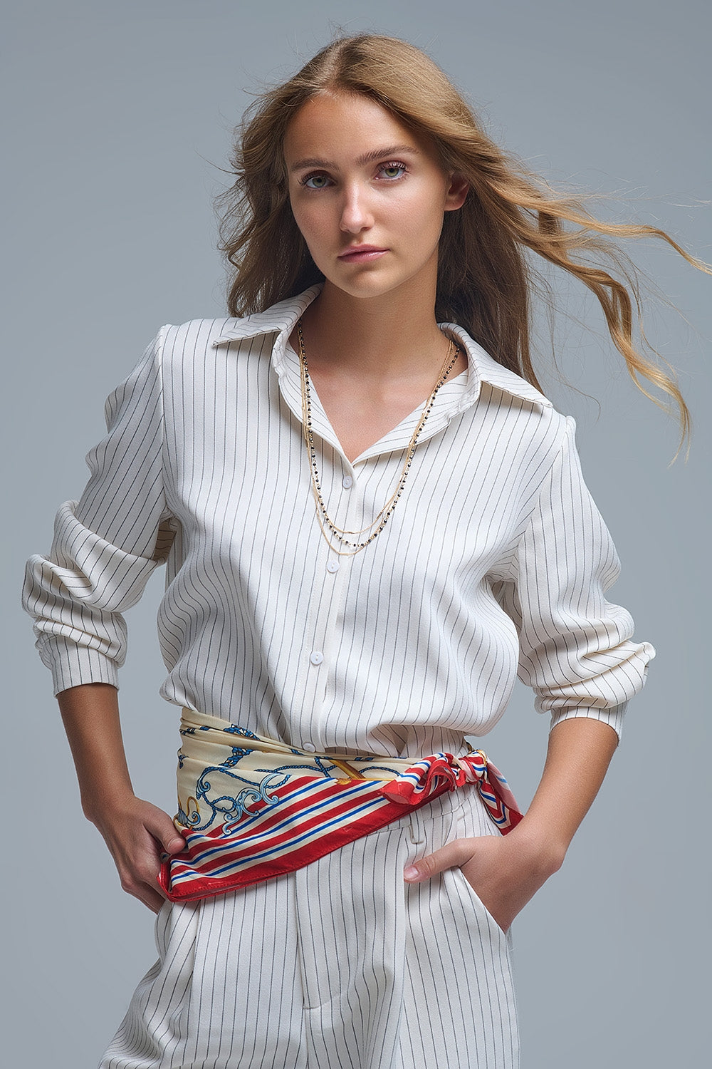 Chemise sophistiquée à fines rayures crème et col montant