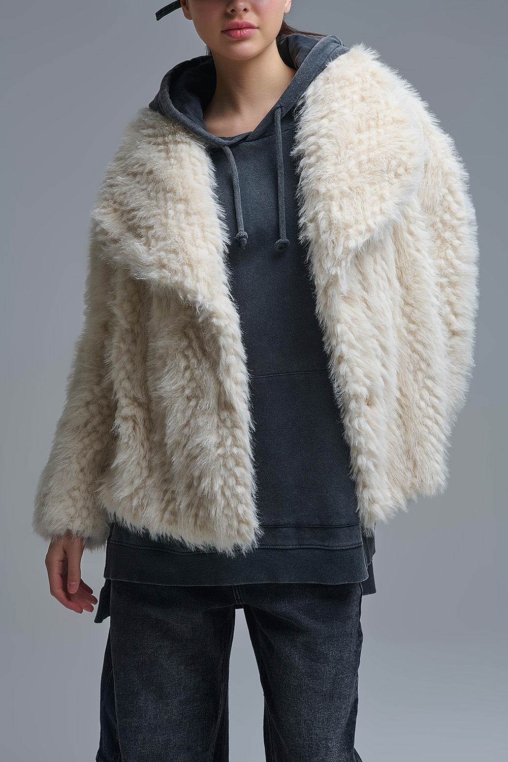 Chic beige Faux Fur Jacket with a wide neck