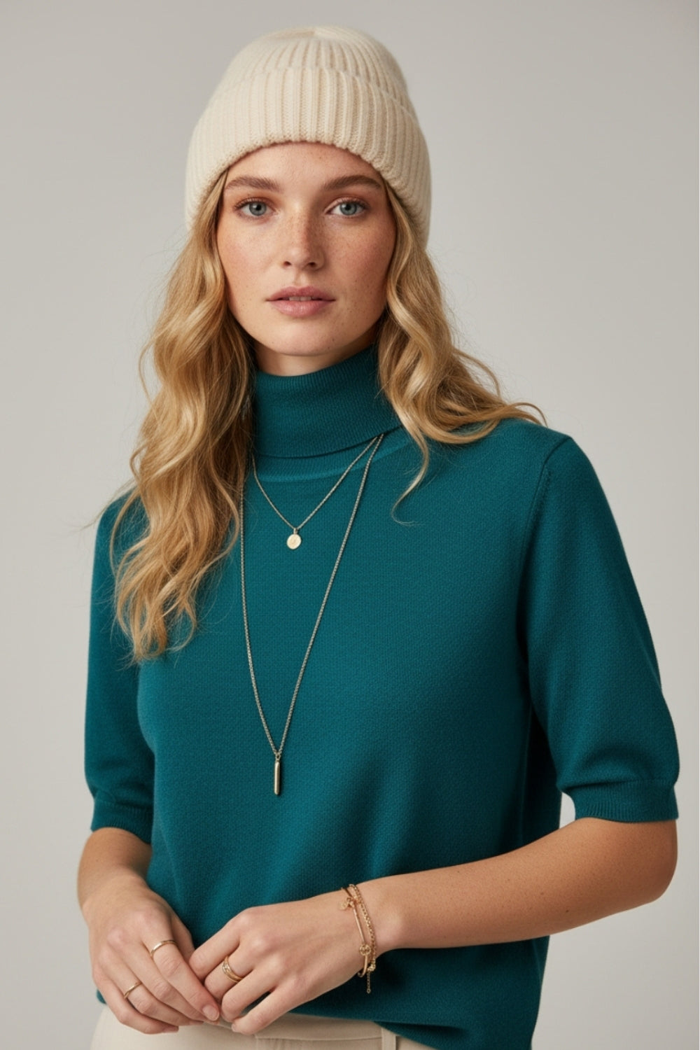 Fine knit sweater in green with a high neck and elbow-length sleeves