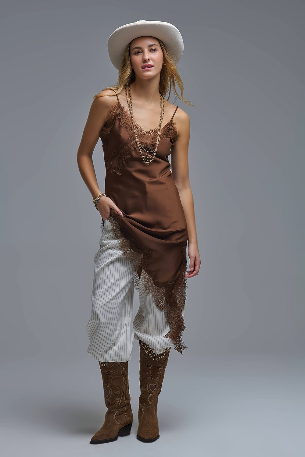 Robe asymétrique en satin et dentelle marron