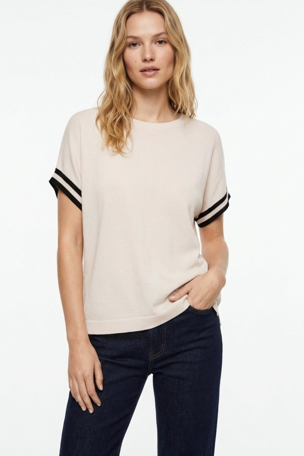 relaxed Sweater In beige with black contrast detail