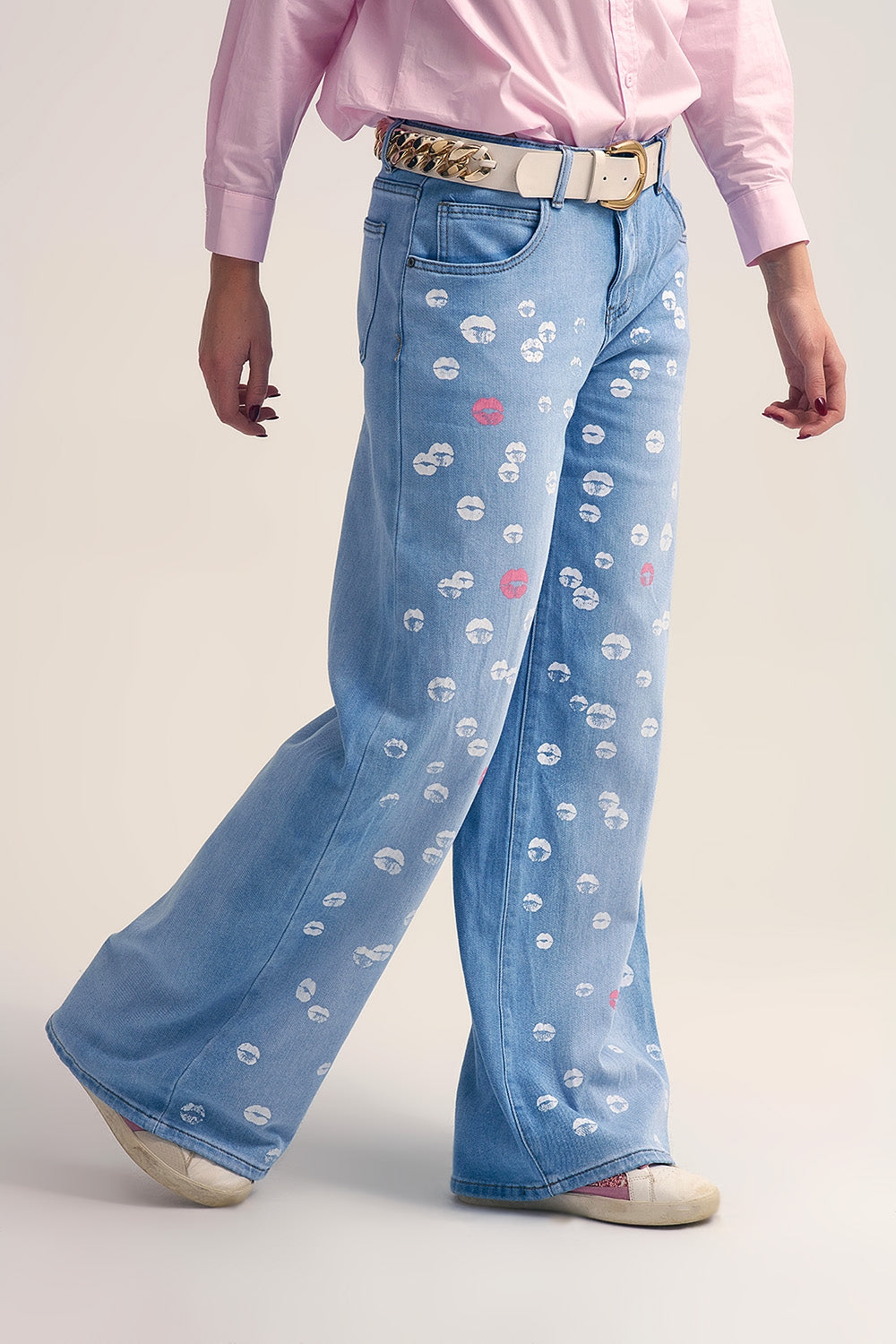 Light wash straight jeans with printed lips - Denim