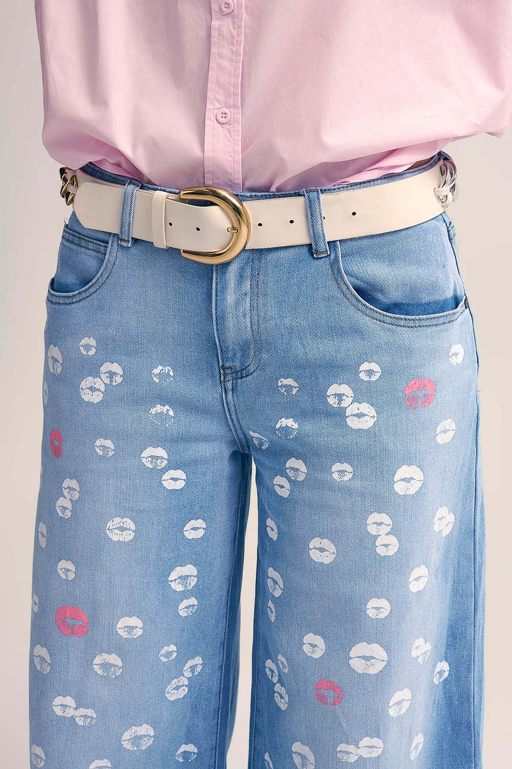 Light wash straight jeans with printed lips - Denim