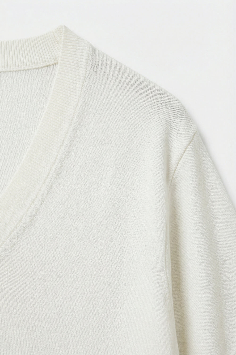 V-Neck Short Sleeve fine Knit sweater in white color - Jumpers
