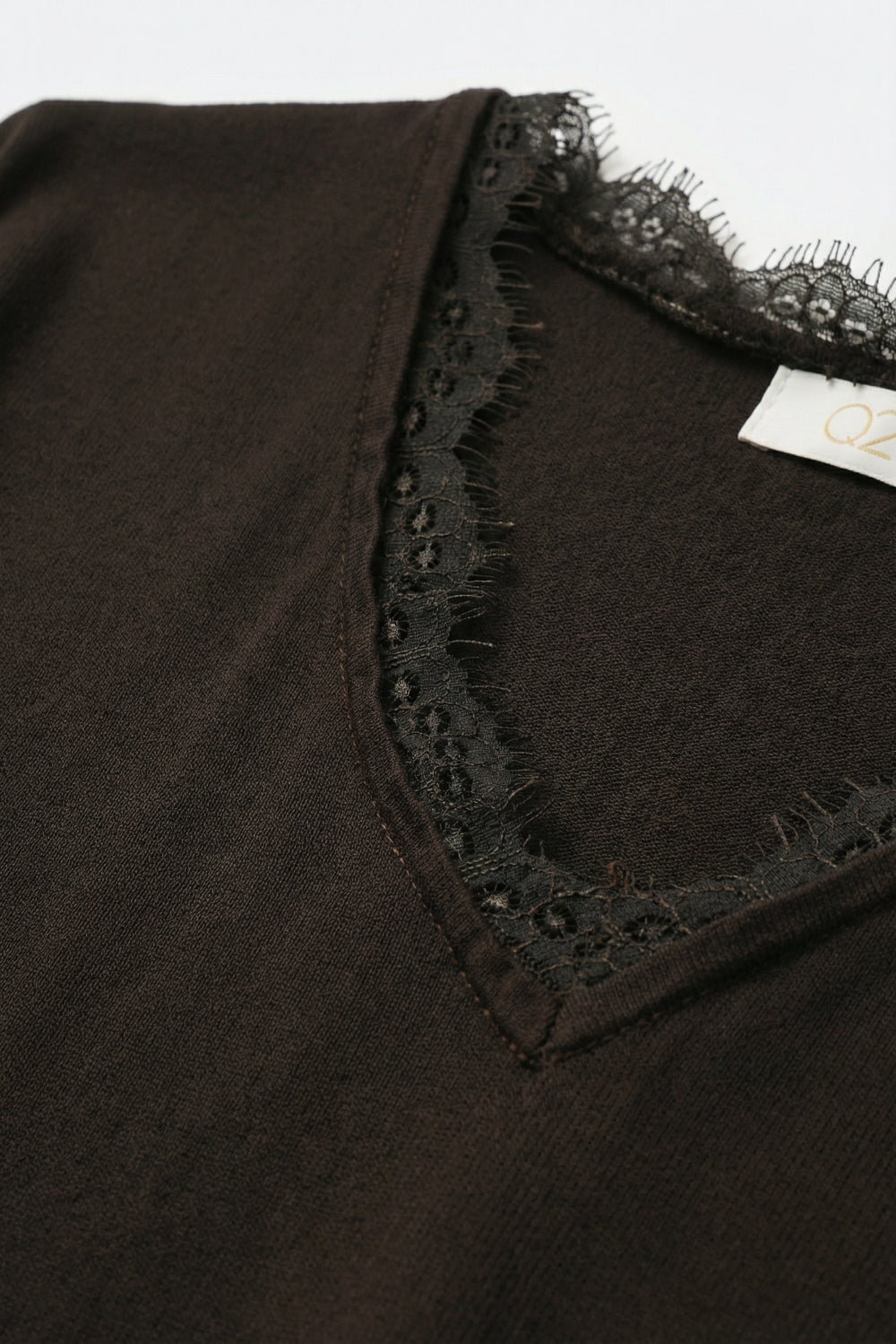 Fine and soft knit sweater with V-neck and lace trim in brown