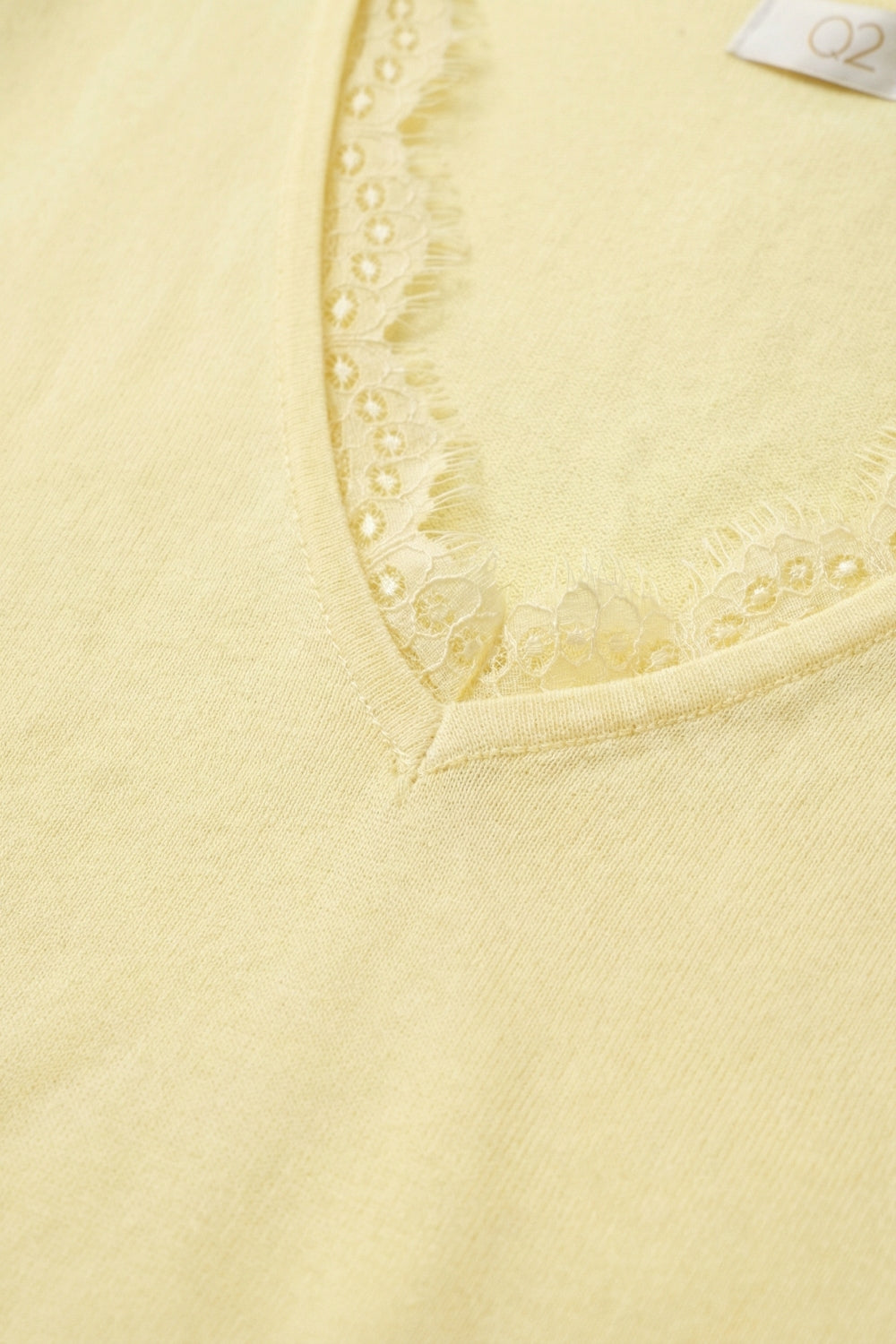 Fine and soft knit sweater with V-neck and lace trim in yellow
