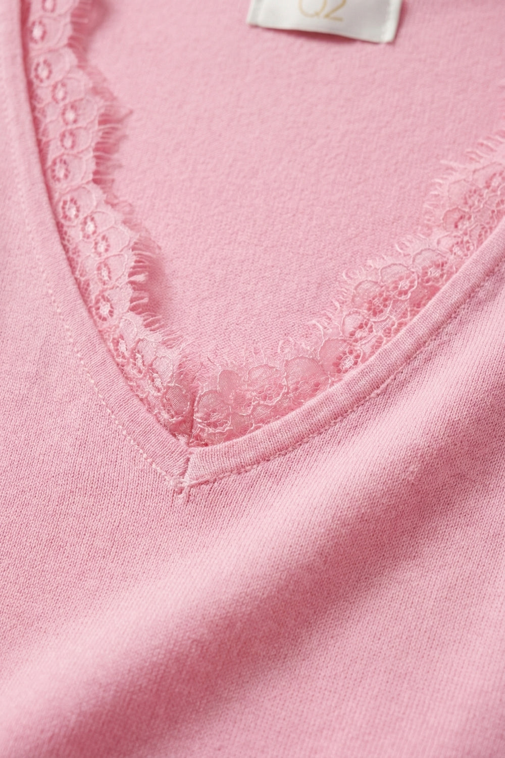 Fine and soft knit sweater with V-neck and lace trim in pink