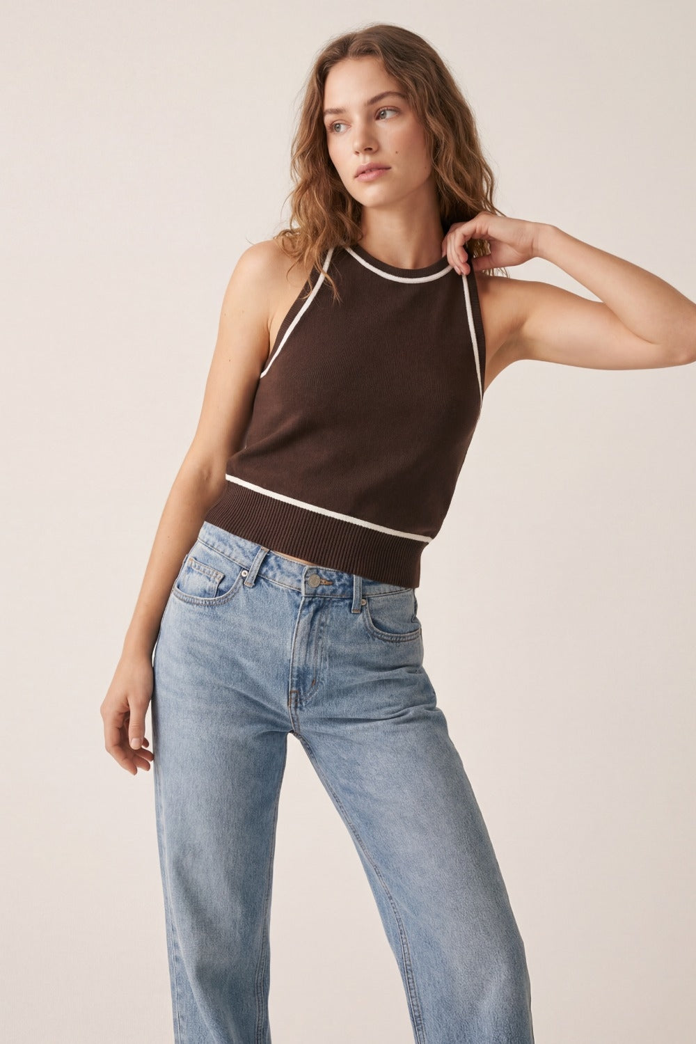 Sleeveless Knitted top In brown Featuring detail white Lines