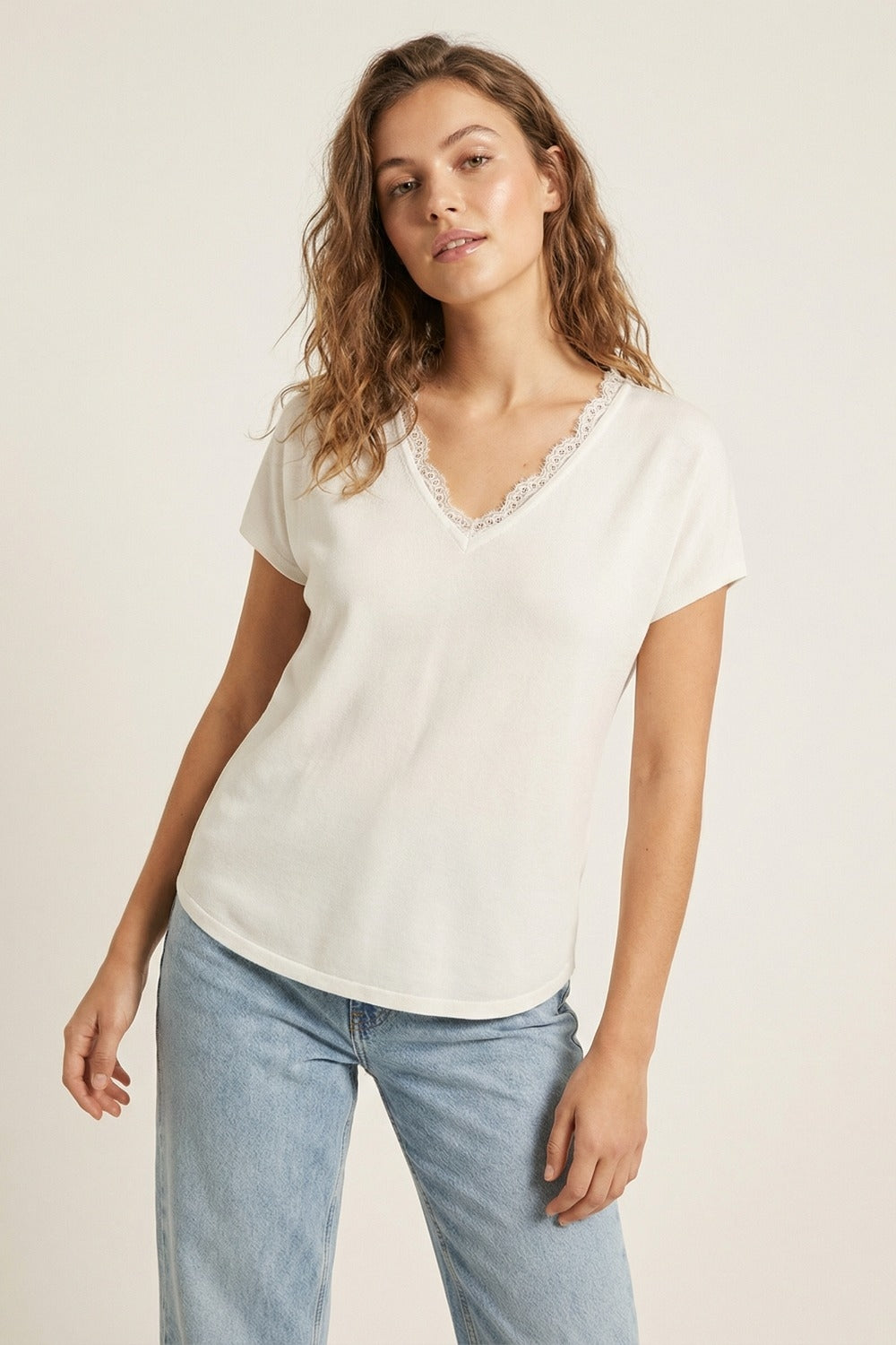 Fine and soft knit sweater with V-neck and lace trim in white