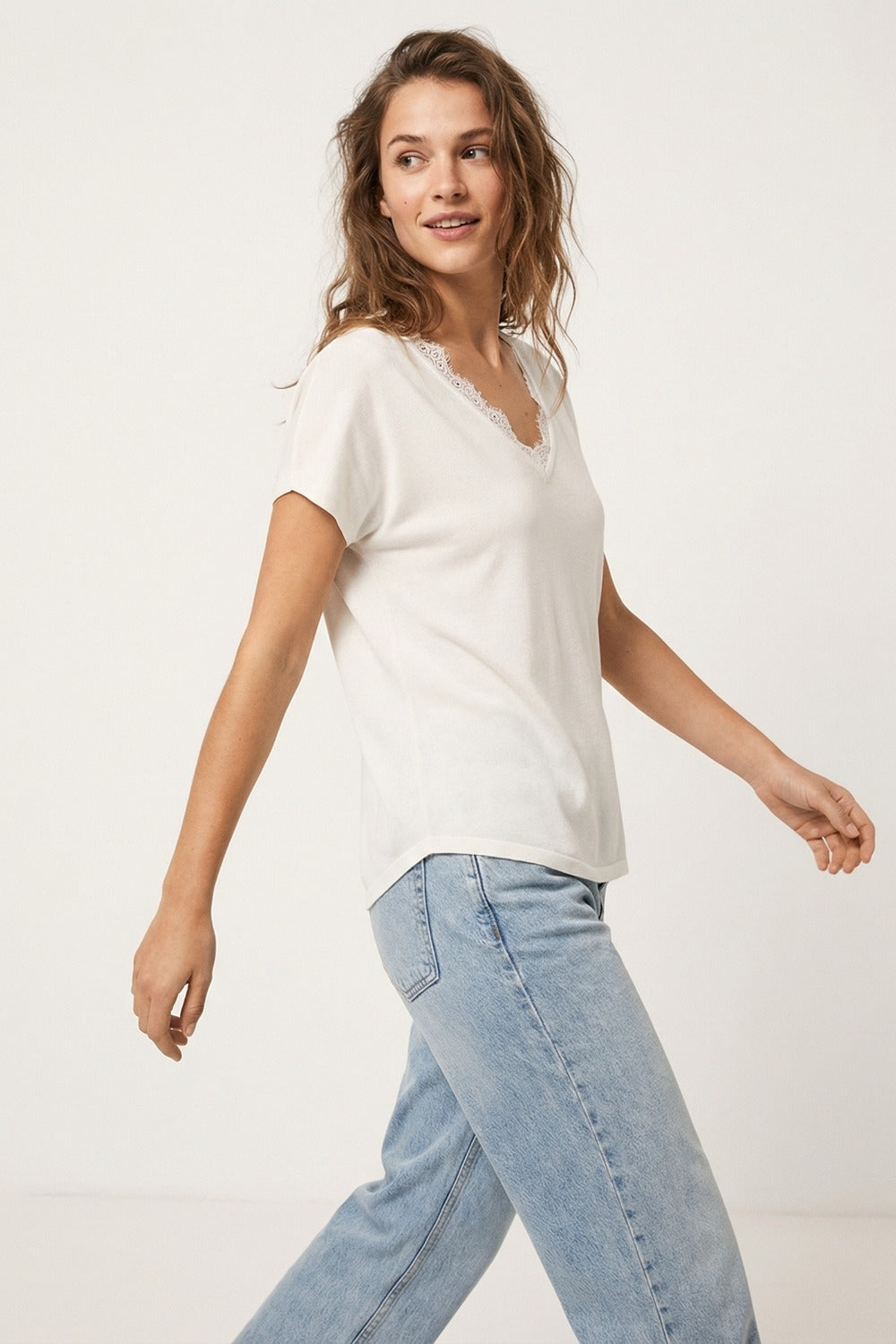 Fine and soft knit sweater with V-neck and lace trim in white