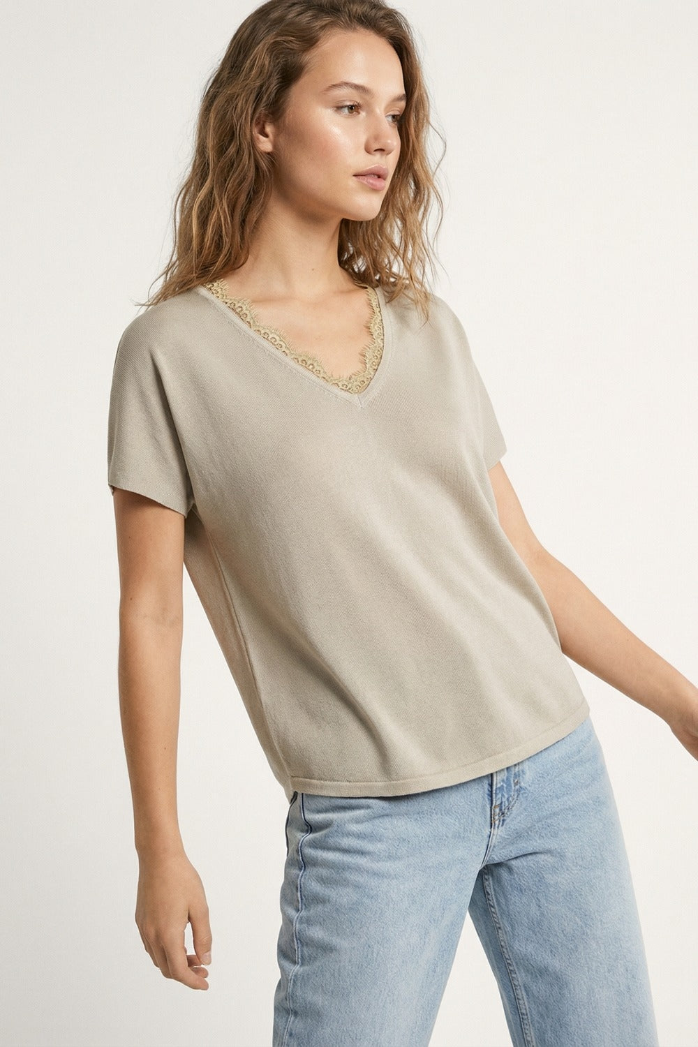 Fine and soft knit sweater with V-neck and lace trim in beige