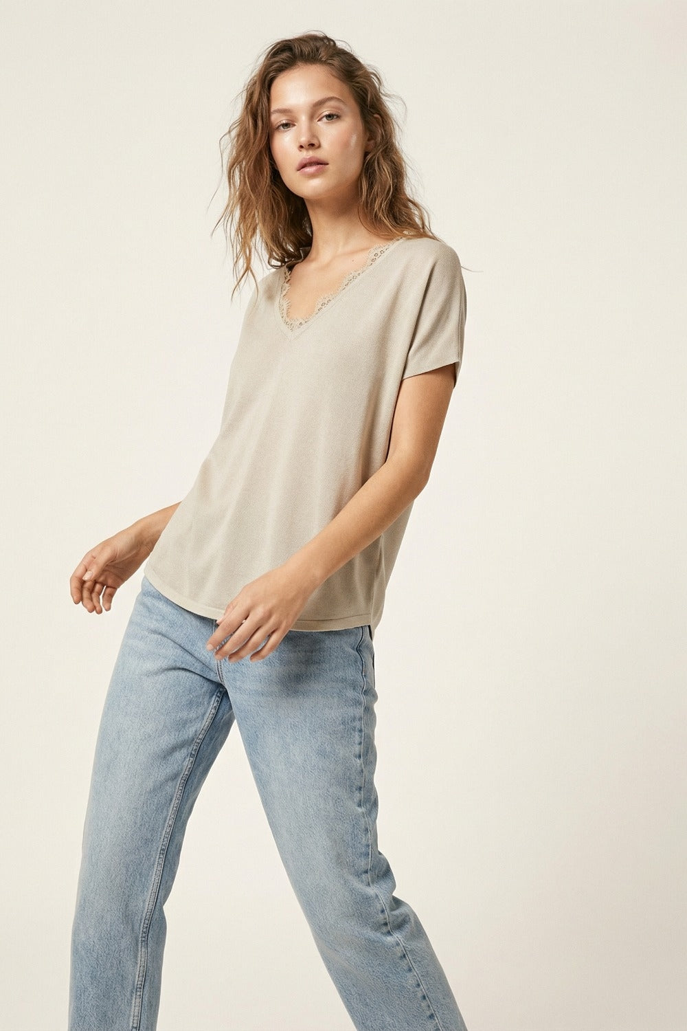 Fine and soft knit sweater with V-neck and lace trim in beige