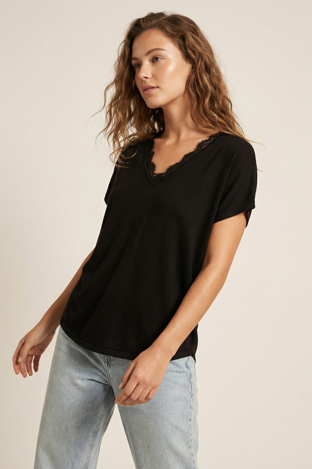 Fine and soft knit sweater with V-neck and lace trim in brown