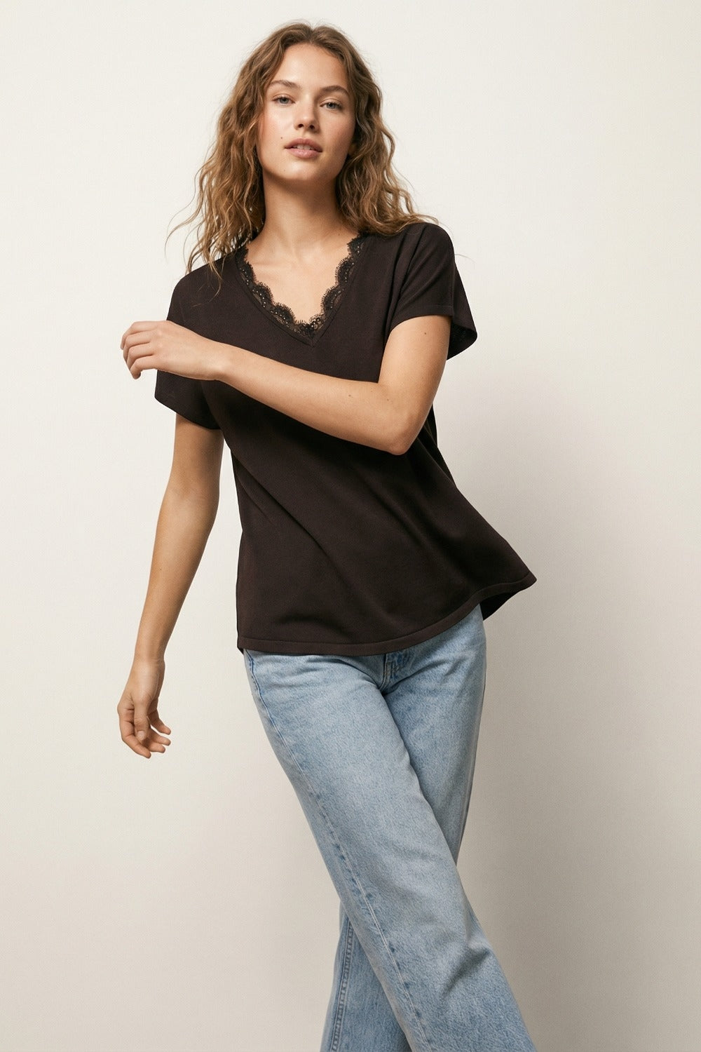 Fine and soft knit sweater with V-neck and lace trim in brown