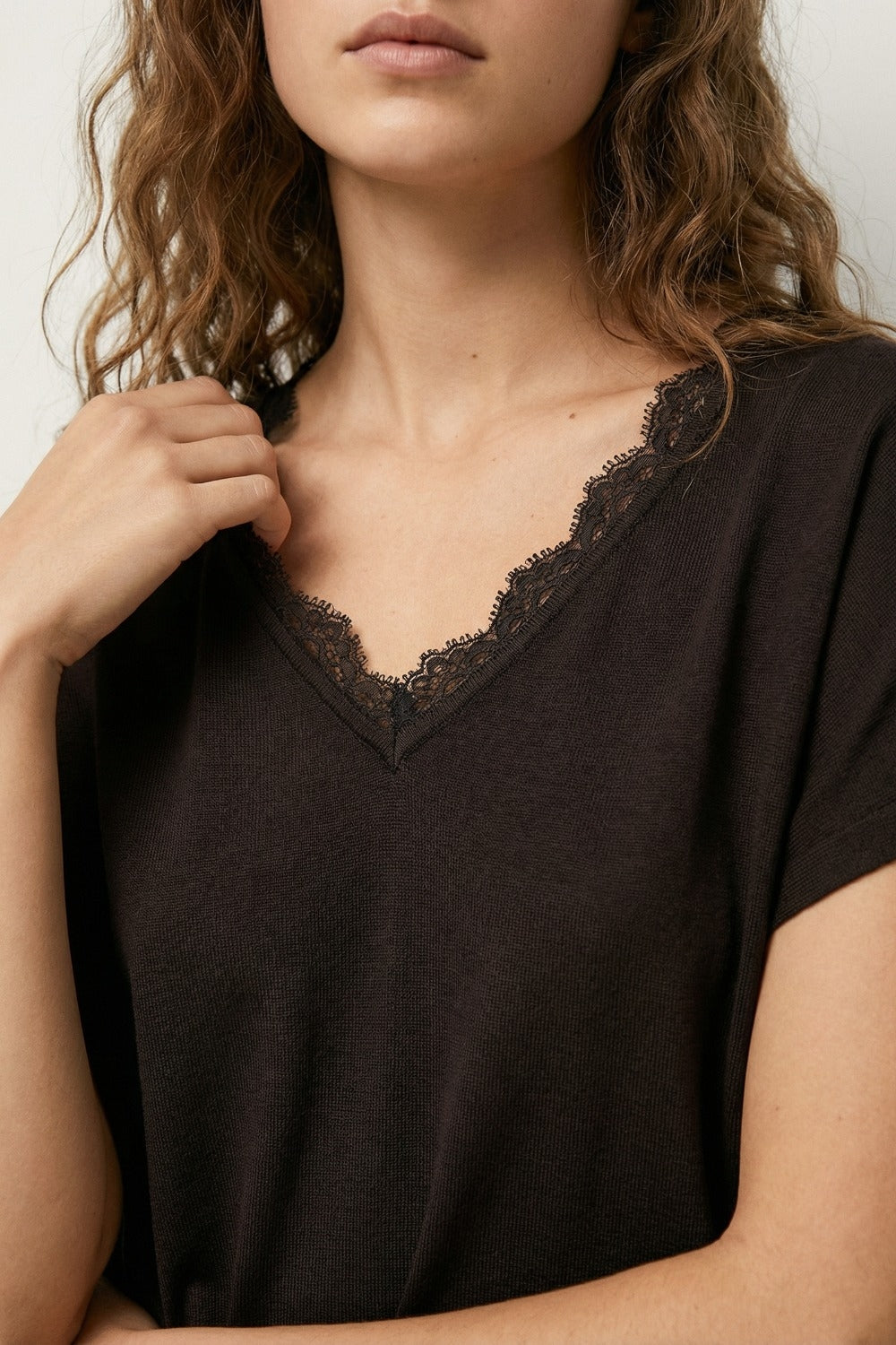 Fine and soft knit sweater with V-neck and lace trim in brown