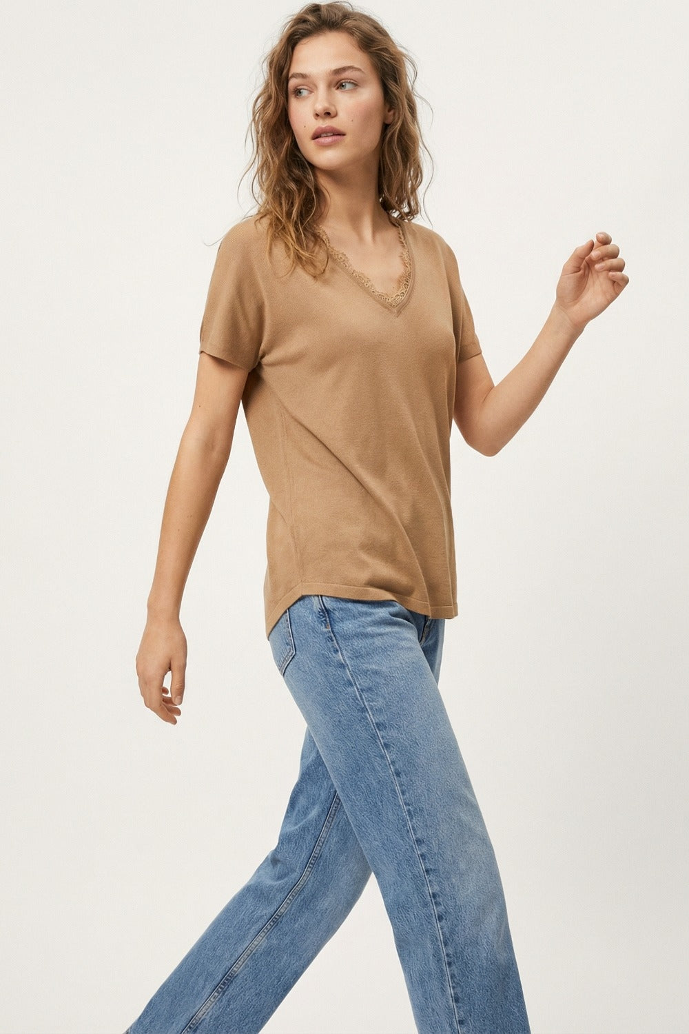 Fine and soft knit sweater with V-neck and lace trim in camel
