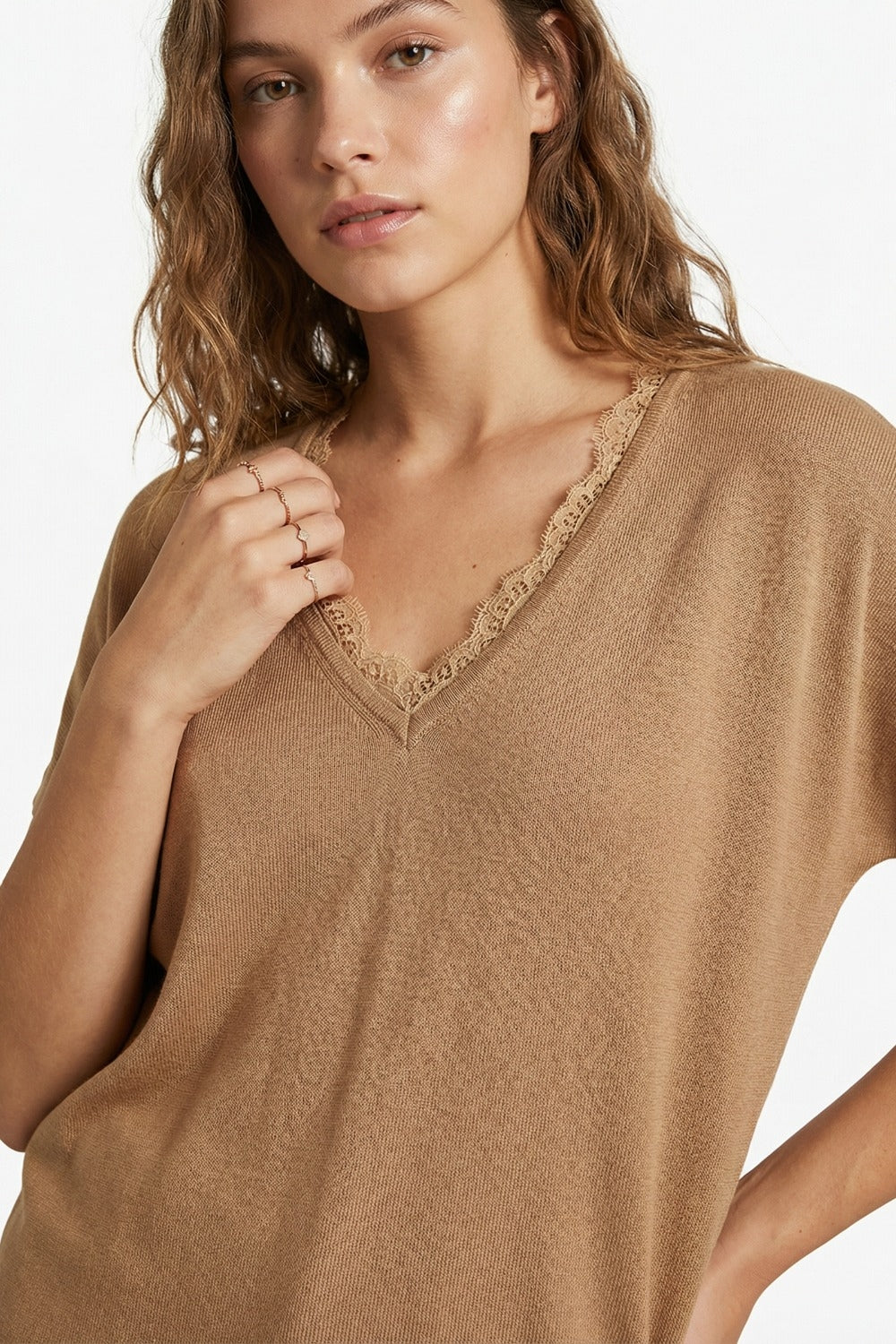 Fine and soft knit sweater with V-neck and lace trim in camel