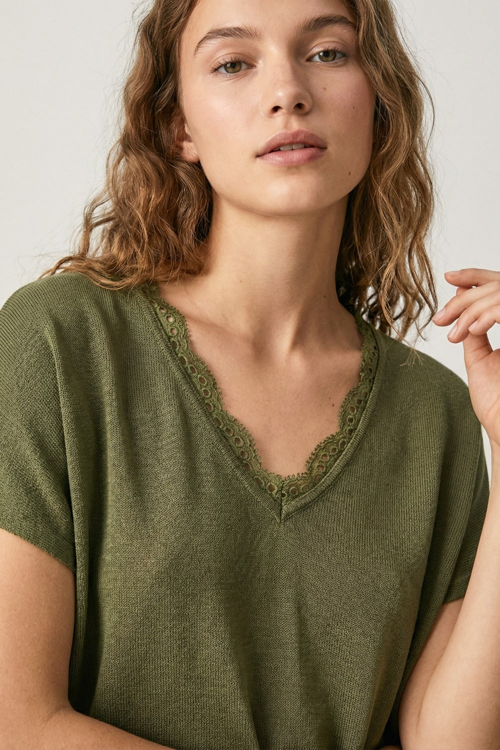 Fine and soft knit sweater with V-neck and lace trim in khaki
