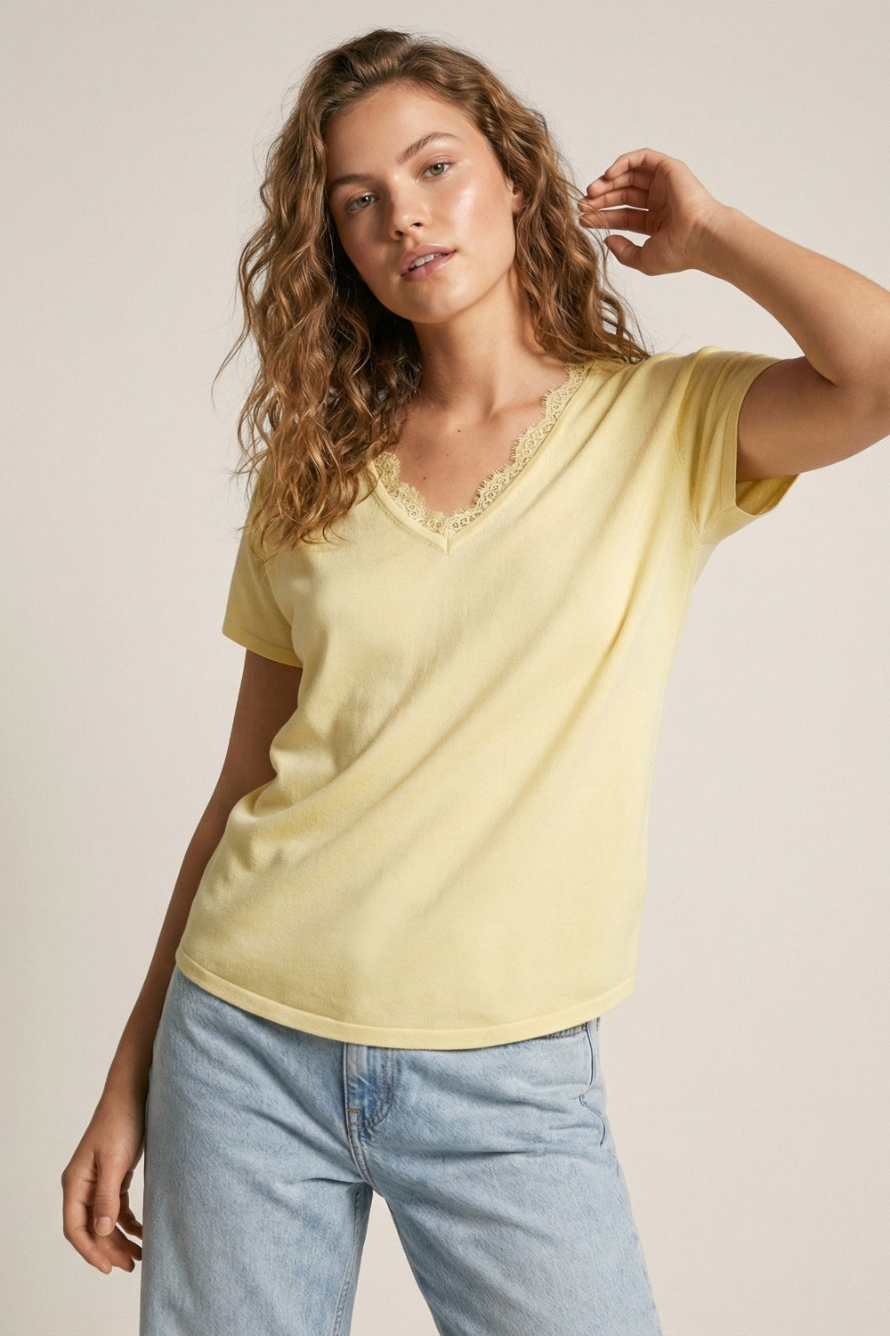 Fine and soft knit sweater with V-neck and lace trim in yellow