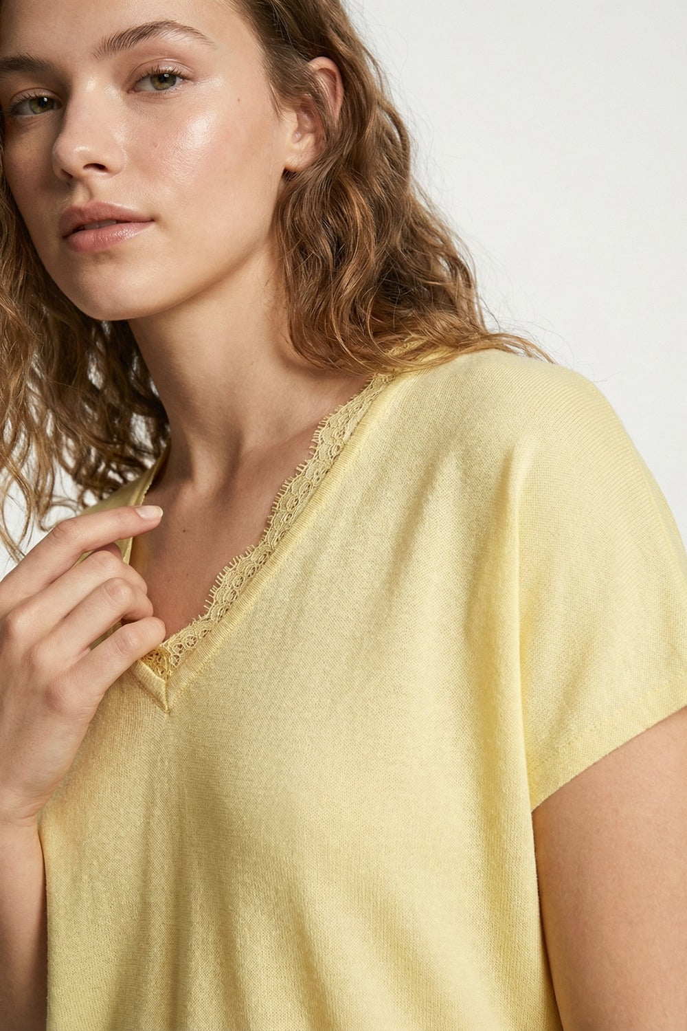 Fine and soft knit sweater with V-neck and lace trim in yellow