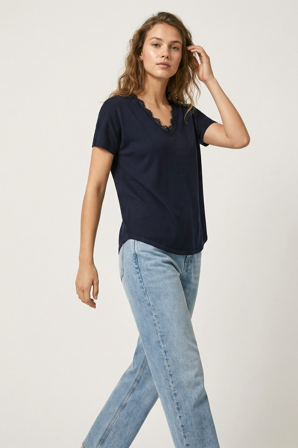 Fine and soft knit sweater with V-neck and lace trim in navy